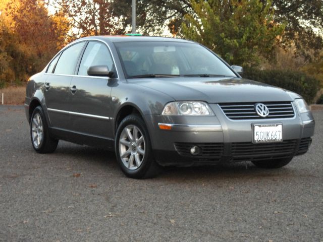 2004 Volkswagen Passat FWD 4dr Sport