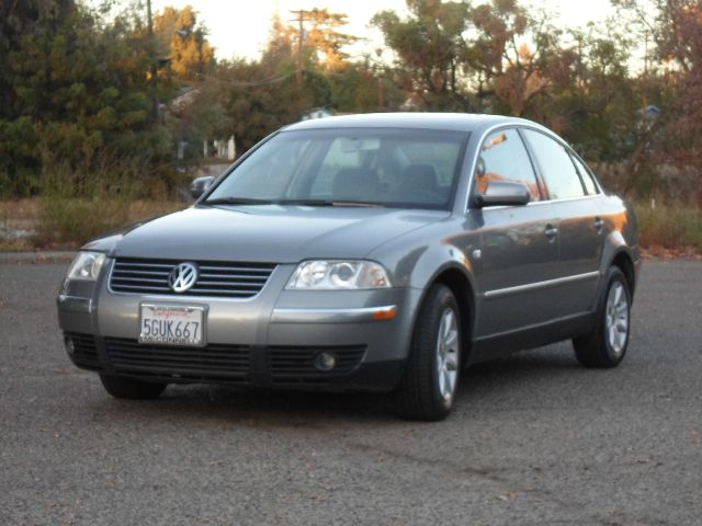 2004 Volkswagen Passat FWD 4dr Sport