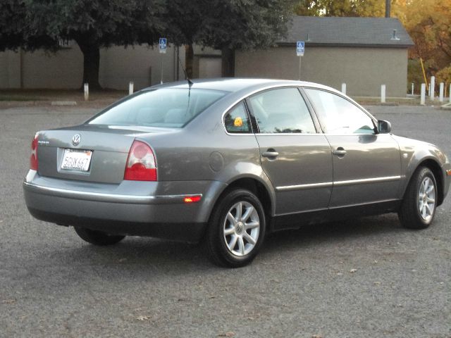 2004 Volkswagen Passat FWD 4dr Sport