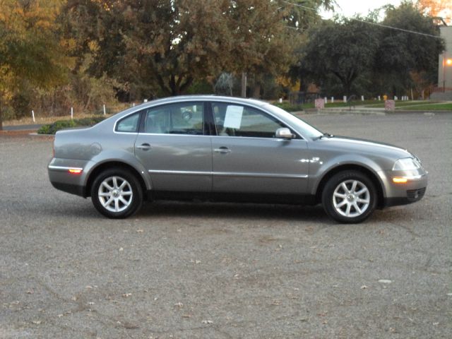 2004 Volkswagen Passat FWD 4dr Sport