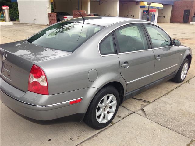 2004 Volkswagen Passat FWD 4dr Sport