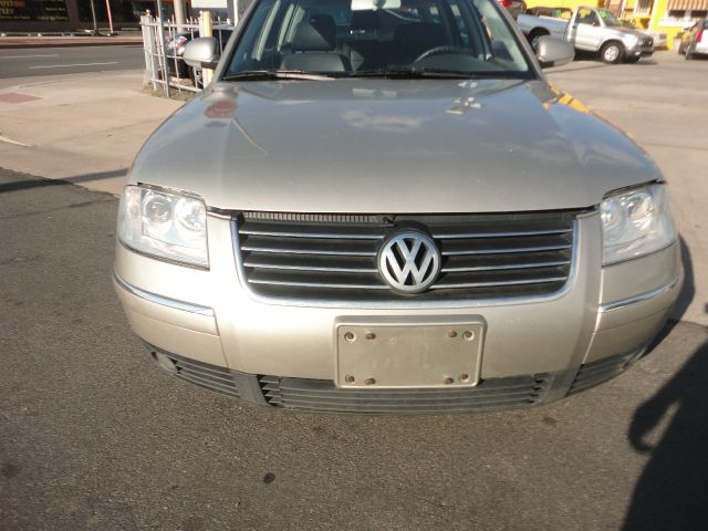 2004 Volkswagen Passat FWD 4dr Sport