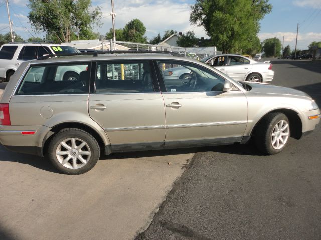 2004 Volkswagen Passat FWD 4dr Sport