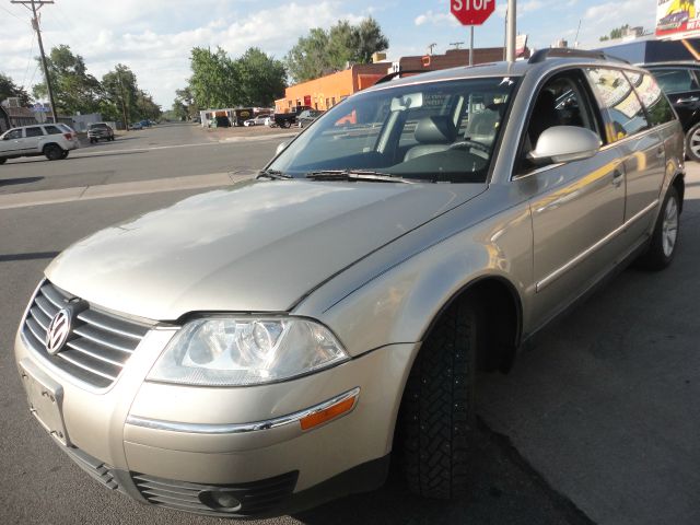 2004 Volkswagen Passat FWD 4dr Sport