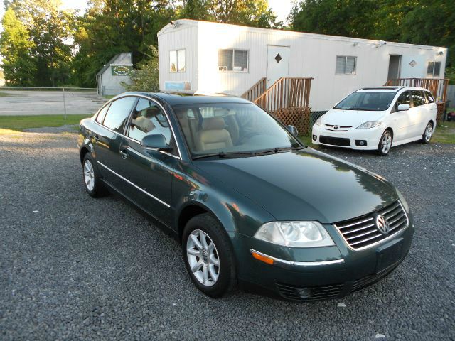 2004 Volkswagen Passat FWD 4dr Sport