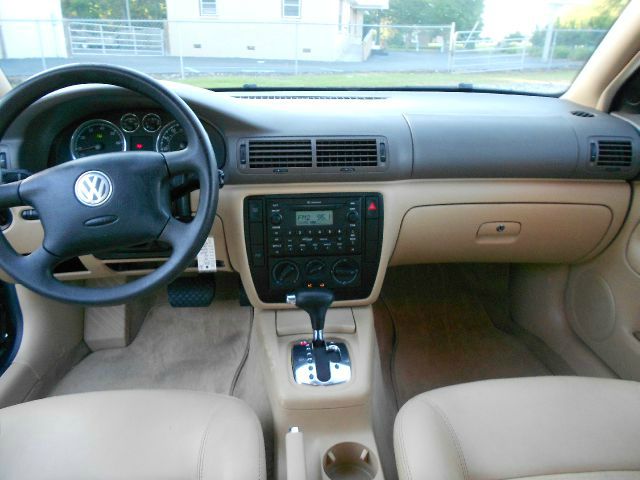 2004 Volkswagen Passat FWD 4dr Sport