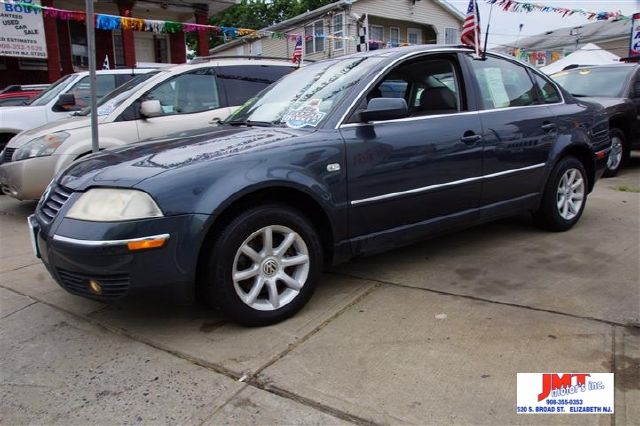 2004 Volkswagen Passat FWD 4dr Sport