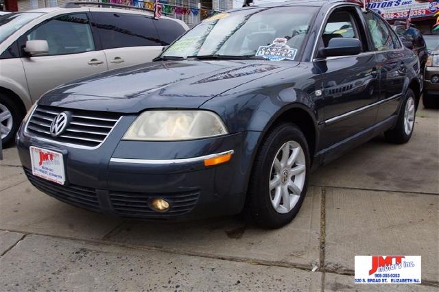 2004 Volkswagen Passat FWD 4dr Sport