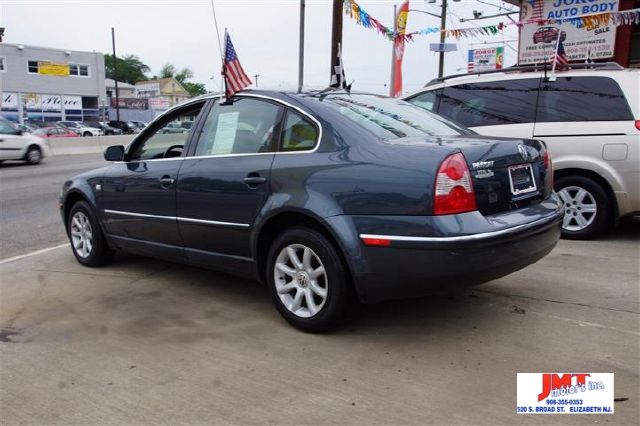 2004 Volkswagen Passat FWD 4dr Sport