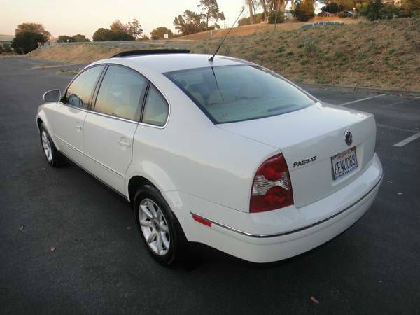 2004 Volkswagen Passat FWD 4dr Sport