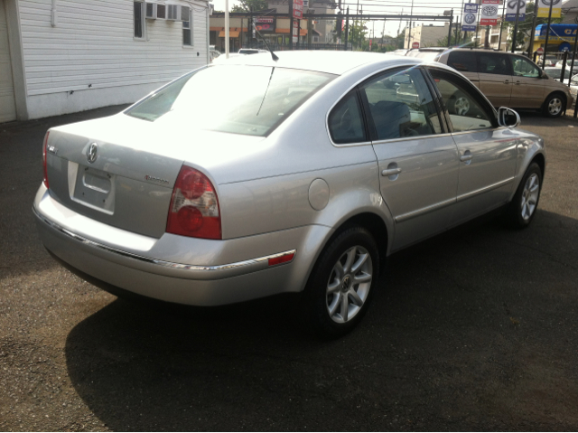 2004 Volkswagen Passat FWD 4dr Sport