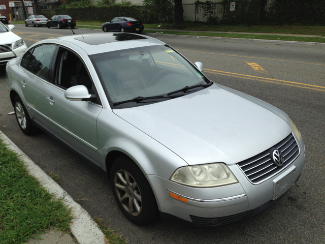 2004 Volkswagen Passat FWD 4dr Sport