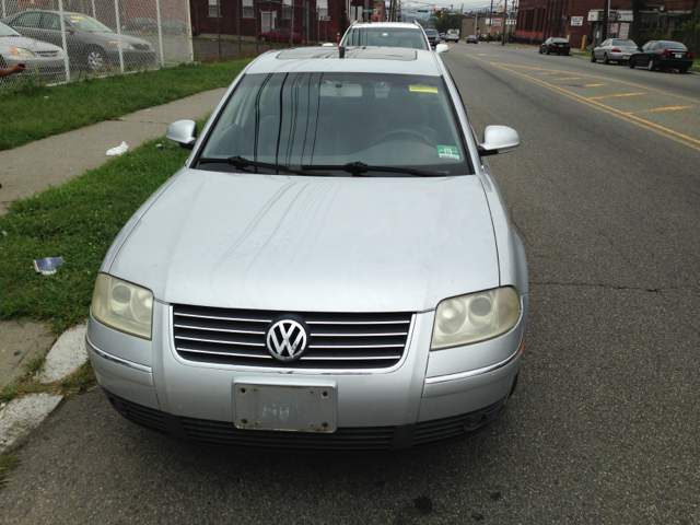 2004 Volkswagen Passat FWD 4dr Sport