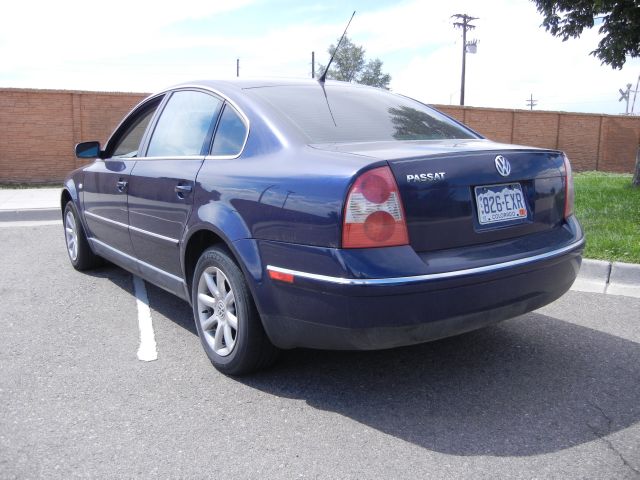 2004 Volkswagen Passat FWD 4dr Sport