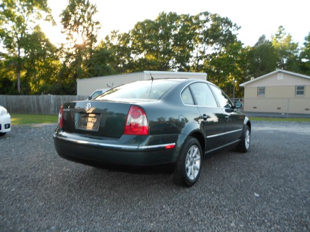 2004 Volkswagen Passat FWD 4dr Sport