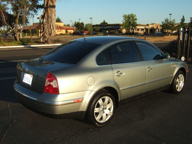 2004 Volkswagen Passat S Sedan