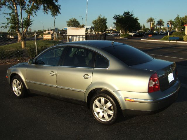 2004 Volkswagen Passat S Sedan