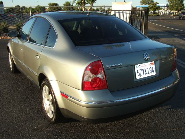 2004 Volkswagen Passat S Sedan