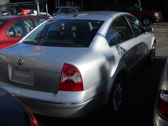 2004 Volkswagen Passat FWD 4dr Sport