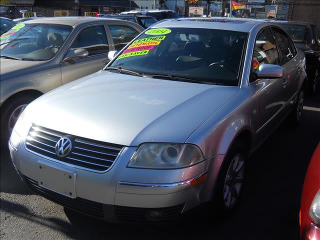 2004 Volkswagen Passat FWD 4dr Sport