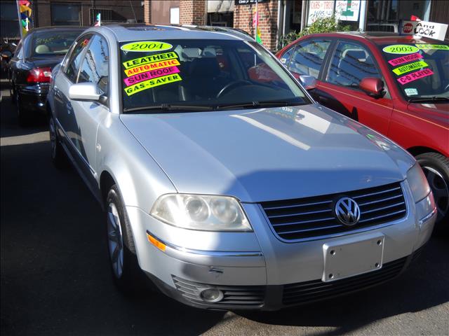 2004 Volkswagen Passat FWD 4dr Sport