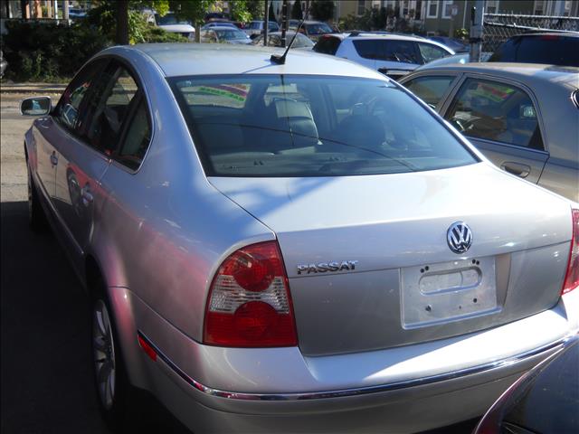 2004 Volkswagen Passat FWD 4dr Sport