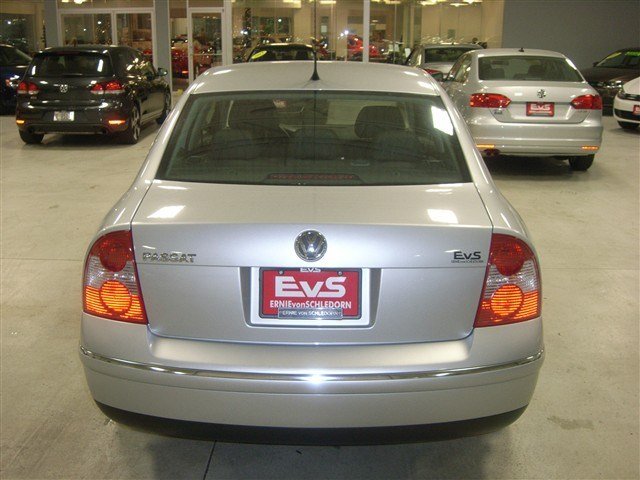 2004 Volkswagen Passat S Sedan