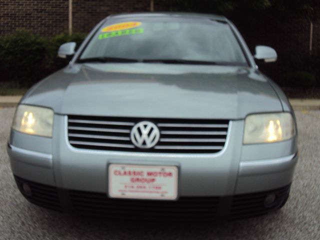 2004 Volkswagen Passat FWD 4dr Sport