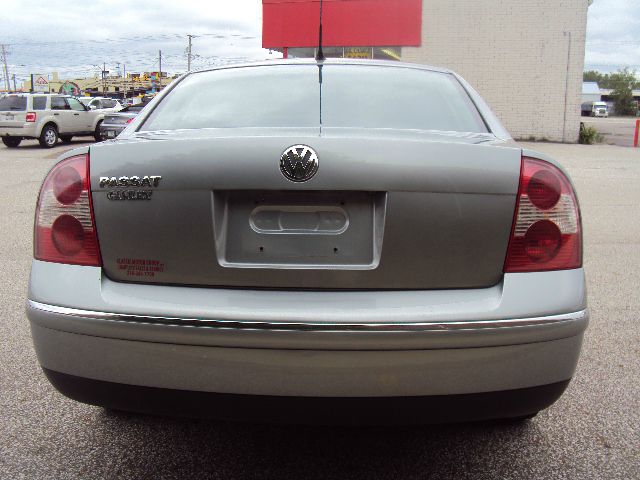 2004 Volkswagen Passat FWD 4dr Sport