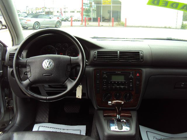 2004 Volkswagen Passat FWD 4dr Sport