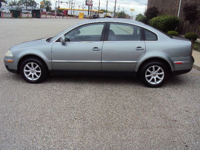 2004 Volkswagen Passat FWD 4dr Sport