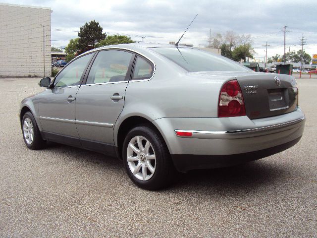 2004 Volkswagen Passat FWD 4dr Sport