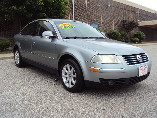 2004 Volkswagen Passat FWD 4dr Sport