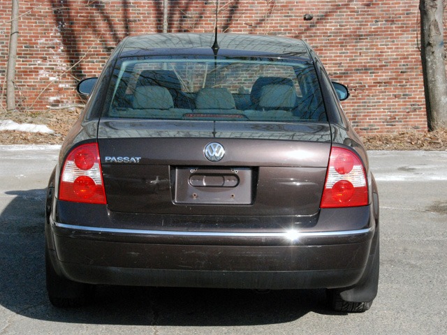 2004 Volkswagen Passat FWD 4dr Sport