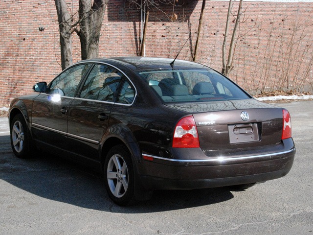 2004 Volkswagen Passat FWD 4dr Sport