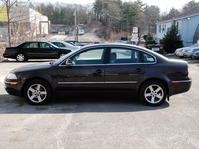 2004 Volkswagen Passat FWD 4dr Sport