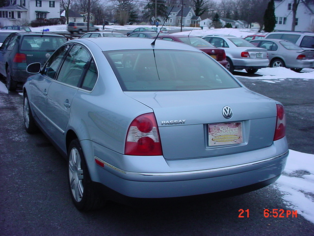 2004 Volkswagen Passat FWD 4dr Sport