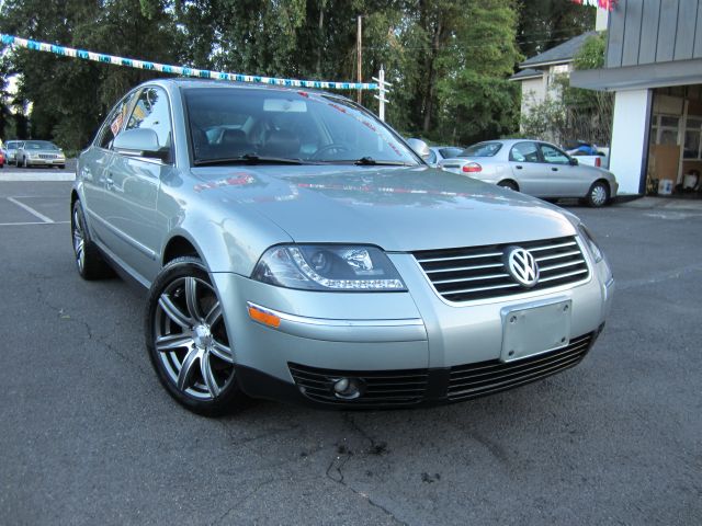 2004 Volkswagen Passat FWD 4dr Sport