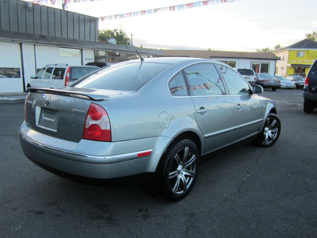 2004 Volkswagen Passat FWD 4dr Sport