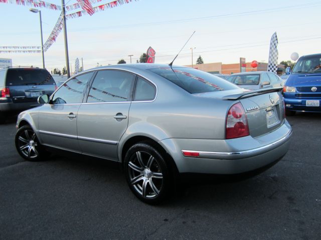 2004 Volkswagen Passat FWD 4dr Sport