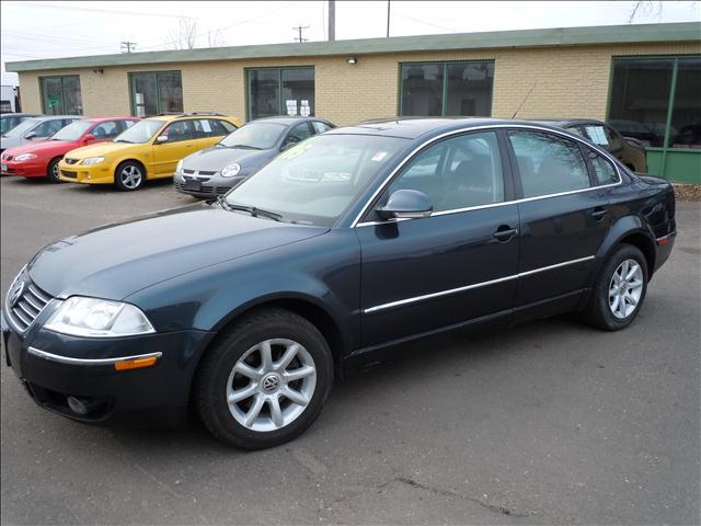 2004 Volkswagen Passat FWD 4dr Sport