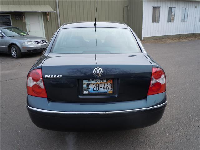 2004 Volkswagen Passat FWD 4dr Sport