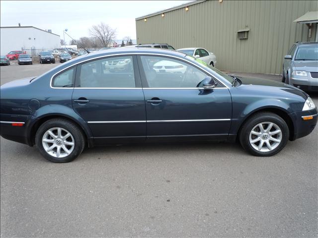 2004 Volkswagen Passat FWD 4dr Sport