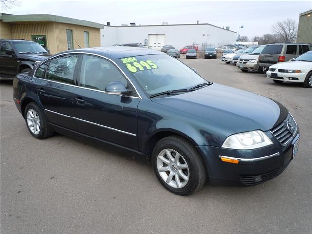 2004 Volkswagen Passat FWD 4dr Sport