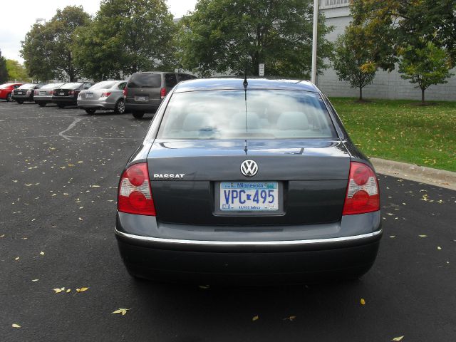 2004 Volkswagen Passat FWD 4dr Sport