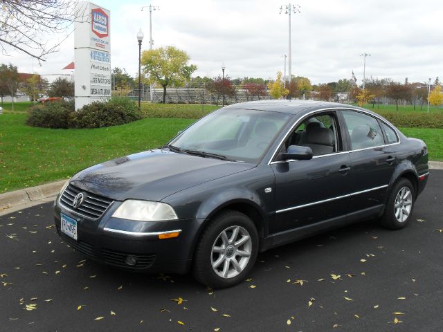 2004 Volkswagen Passat FWD 4dr Sport