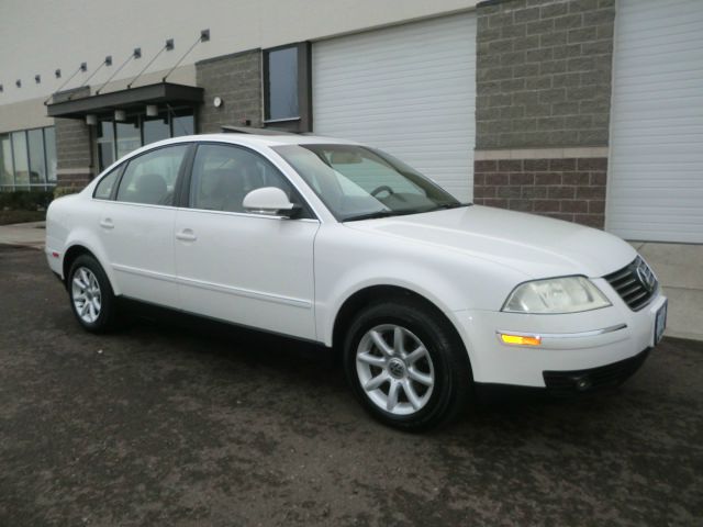 2004 Volkswagen Passat FWD 4dr Sport