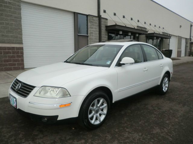 2004 Volkswagen Passat FWD 4dr Sport