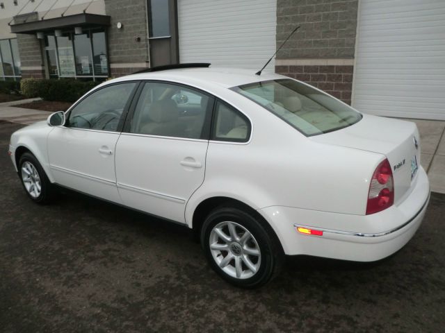 2004 Volkswagen Passat FWD 4dr Sport