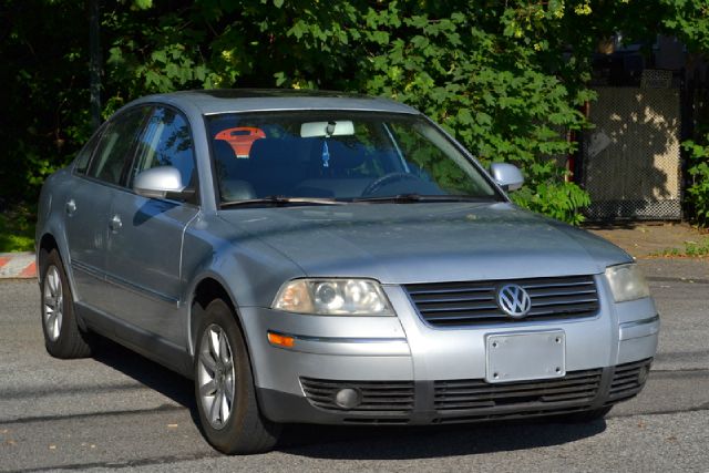 2004 Volkswagen Passat FWD 4dr Sport